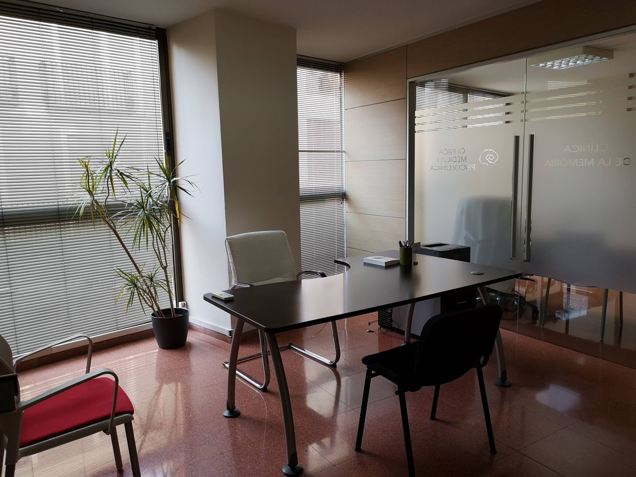 Zona de espera con asientos confortables